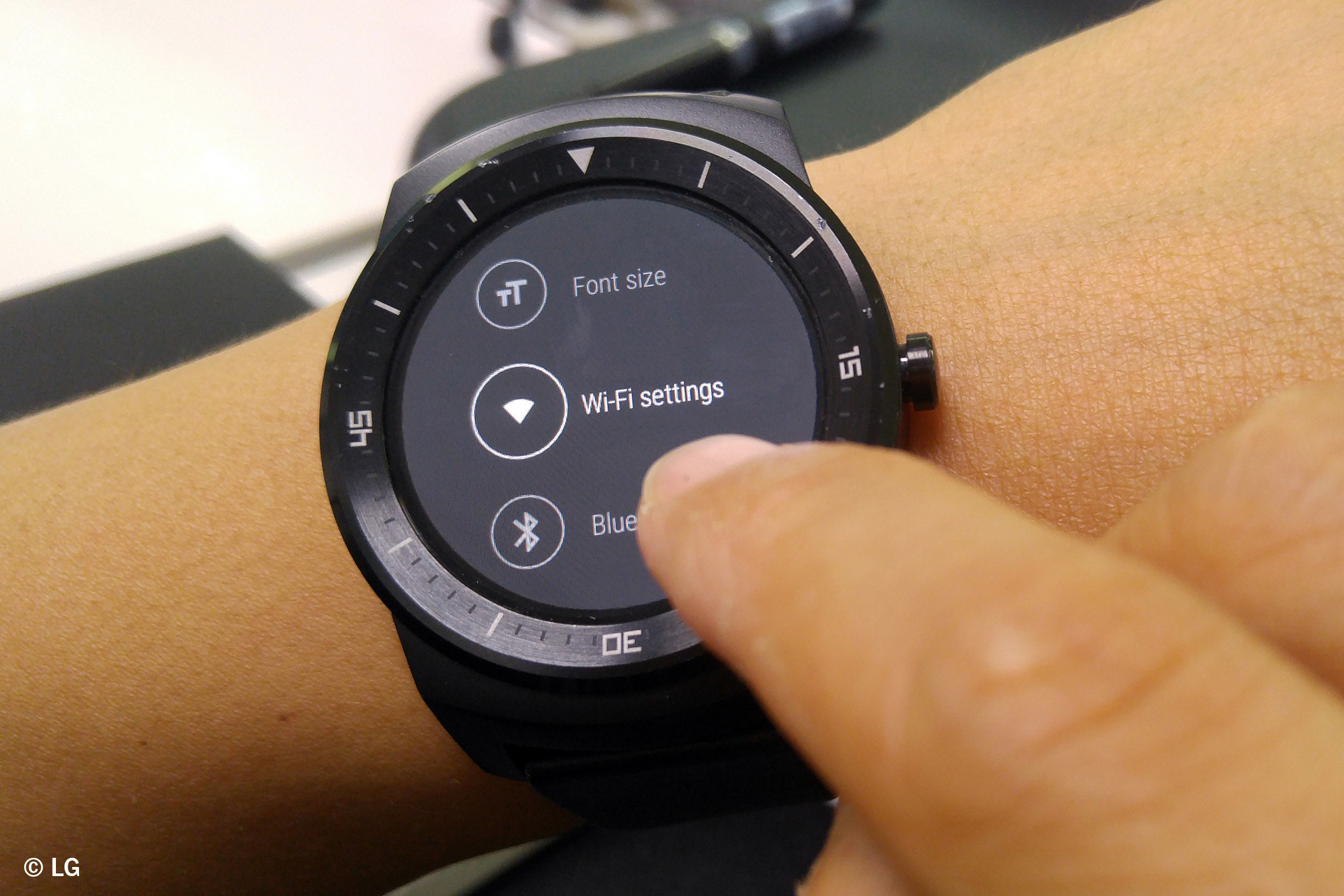 Часы андроид видео. LG G watch r. Смарт часы g Wear. Умные часы с ЖК-экраном и поддержкой Wi-Fi. Круглый дисплей.