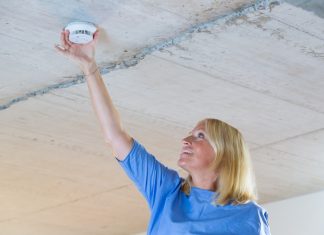 Rauchmelder als Einstieg in intelligente Haussteuerung Rauchmelder lassen sich schnell und einfach installieren.