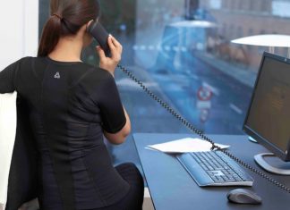 Smarte Kleidung für bessere Körperhaltung Zu sehen ist eine Frau am Arbeitsplatz - mit smarter Bekleidung.