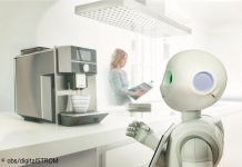 Der Roboter Pepper kocht Kaffee.