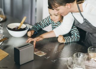 Der Xperia Projektor besch&auml;ftigt Mutter und Sohn in der K&uuml;che.