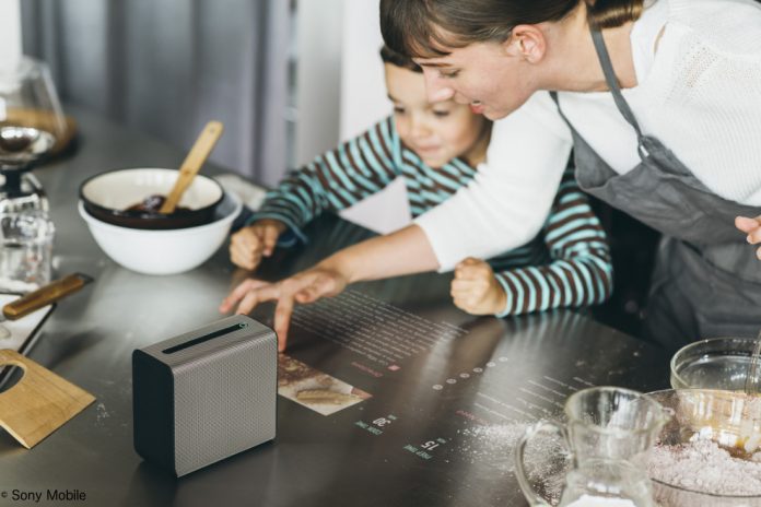 Der Xperia Projektor beschäftigt Mutter und Sohn in der Küche.