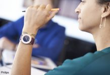 Philips Gesundheitsuhr hilft Hausarzt Frau mit Philips Gesundheitsuhr