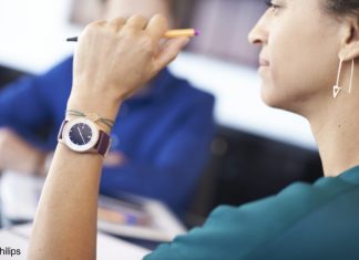 Philips Gesundheitsuhr hilft Hausarzt Frau mit Philips Gesundheitsuhr