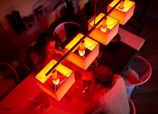 Smartes Kerzenlicht mit den neuen Philips Hue E14-Lampen beispielsweise im Wohnzimmer.