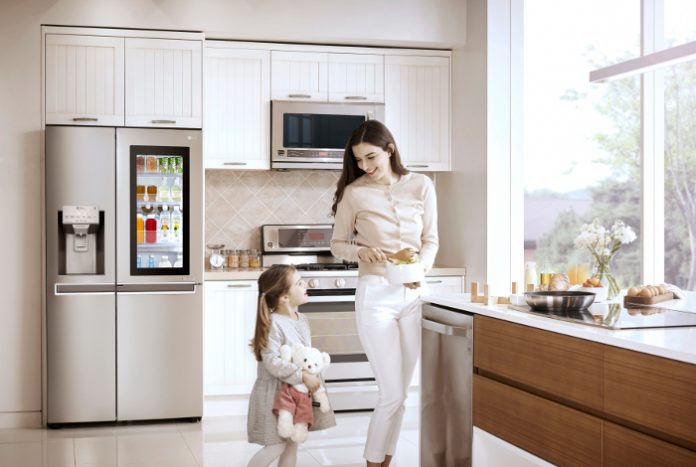 Der InstaView-Door-in-Door-Kühlschrank setzt neue Maßstäbe in Punkto smartem Bedienkomfort, nachhaltiger Nutzung und wegweisendem Design.