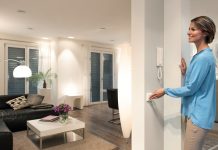 Tipps zum Smart Home. Mit moderner Technologie wird das Zuhause sicherer, komfortabler und das Energiesparen einfacher. © obs/devolo AG/MATTHIAS CAPELLMANN