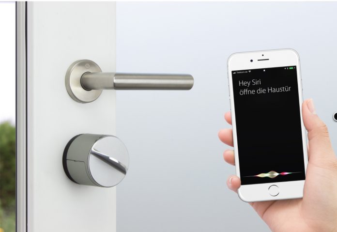 Das smarte Türschloss Danalock V3 kombiniert ein klassisches Schlüsselsystems mit der intelligenten Steuerung per Smartphone für mehr Komfort und Sicherheit im eigenen Zuhause. © Soular
