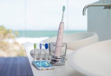 Aufgeladen wird die neue Zahnbürste Sonicare DiamondClean Smart von Philips im stilvollen Ladeglas oder im eleganten Reiseladeetui per USB-Anschluss. © Philips