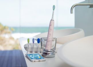 Aufgeladen wird die neue Zahnb&uuml;rste Sonicare DiamondClean Smart von Philips im stilvollen Ladeglas oder im eleganten Reiseladeetui per USB-Anschluss. &copy; Philips