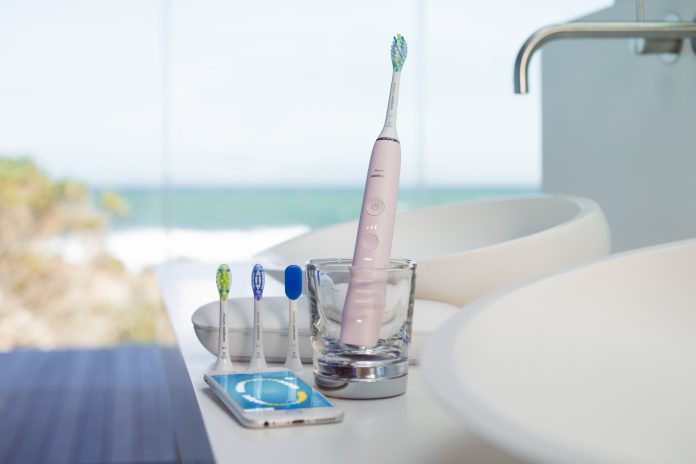 Aufgeladen wird die neue Zahnbürste Sonicare DiamondClean Smart von Philips im stilvollen Ladeglas oder im eleganten Reiseladeetui per USB-Anschluss. © Philips