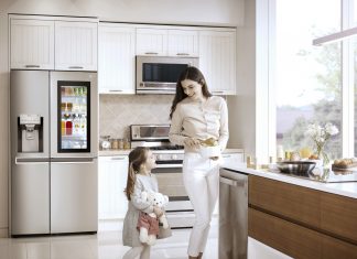 LG erweitert seine Smart-Home-Strategie. Alle LG-Endger&auml;te der 2017er Serien sind mit WiFi ausgestattet, so auch der Smart-InstaView-Door-in-Door-K&uuml;hlschrank. &copy; LG Electronics