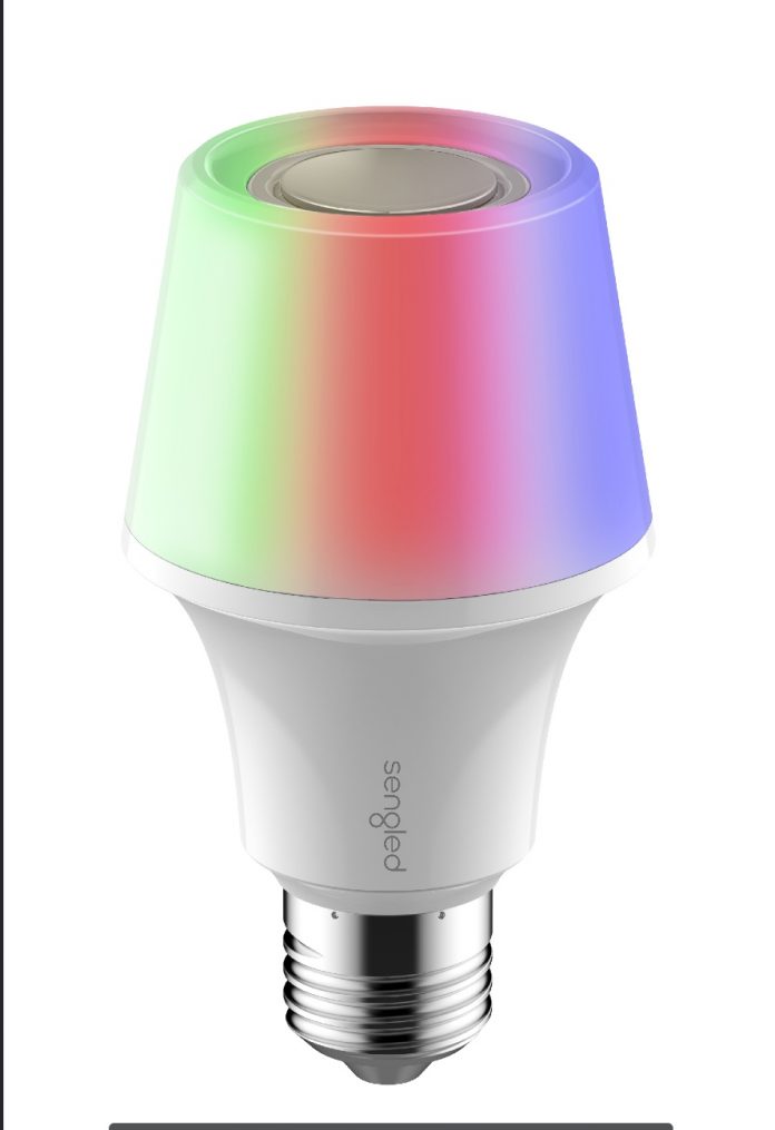 Mit der innovativen Sengled Solo 2 RGBW, der farbwechselnden LED-Leuchte mit integriertem Bluetooth-Lautsprecher, wird der Winter bunter. © Sengled www.sengled.com