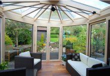 Die Smarte Sicherheitstechnik f&uuml;r den Wintergarten von myGEKKO sorgt nicht nur f&uuml;r automatische L&uuml;ftung, sondern auch daf&uuml;r, dass die Markisen und Rollos nach Berechnung des Sonnenstands ein- und ausgefahren werden. &copy; myGEKKO