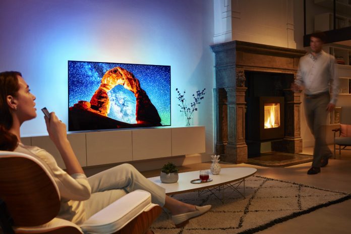 Philips TV und Google Assistant ermöglichen die Interaktion des Zuschauers mit dem Fernseher.