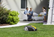 Während der Stiga Rasenroboter für kleine Flächen arbeitet, bleibt für die Bewohner mehr Zeit für gemeinsame Momente.