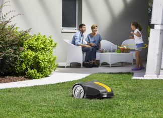Während der Stiga Rasenroboter für kleine Flächen arbeitet, bleibt für die Bewohner mehr Zeit für gemeinsame Momente.