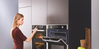Mit Samsung auf dem Weg zum Wohnraum der Zukunft heißt es auch mit dem Dual Cook Flex Backofen NV7000, mit dem dank geteilter Ofentür und teilbarem Garraum zwei Gerichte gleichzeitig zubereitet werden können.