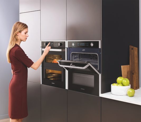 Mit Samsung auf dem Weg zum Wohnraum der Zukunft heißt es auch mit dem Dual Cook Flex Backofen NV7000, mit dem dank geteilter Ofentür und teilbarem Garraum zwei Gerichte gleichzeitig zubereitet werden können.