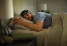 Das Kopfband SmartSleep von Philips hilft vor allem Menschen zwischen 18 und 50 Jahren, die wegen ihres Lebensstils nicht genug Schlaf erhalten.