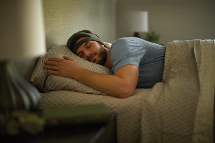 Das Kopfband SmartSleep von Philips hilft vor allem Menschen zwischen 18 und 50 Jahren, die wegen ihres Lebensstils nicht genug Schlaf erhalten.