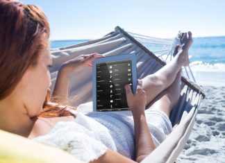 Urlaub mit dem Gira HomeServer: Wer sein Smart Home mit einem KNX-System ausgestattet hat, kann jederzeit und &uuml;berall auf der Welt die Haustechnik daheim steuern und einsehen &ndash; auch von der H&auml;ngematte am Strand.