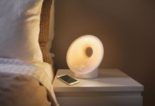 Das Somneo Connected Sleep & Wake-up Light HF3670/01 mit AmbiTrackSensor zur Ermittlung optimaler Bedingungen für den perfekten Schlaf.