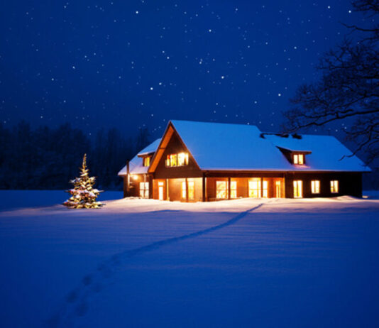 Haus mit Schnee in der Nacht