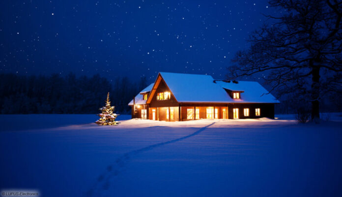 Haus mit Schnee in der Nacht
