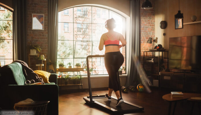 Frau joggt auf Laufband