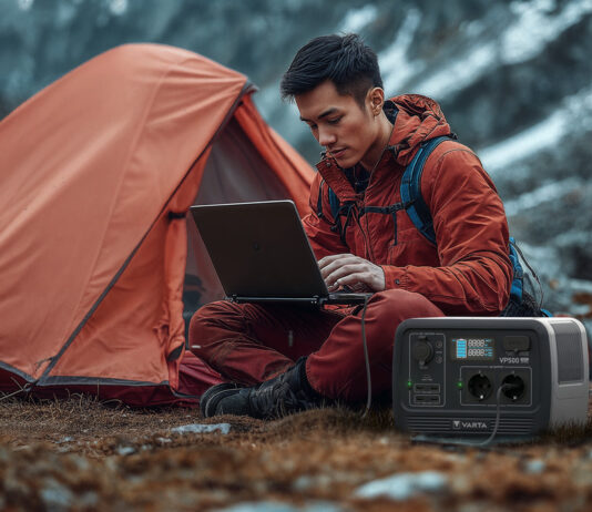 VARTA präsentiert neue mobile Energielösungen: Power Station VP500 und Solarpanel VS200 Varta Mensch m it Powerstation in der Natur