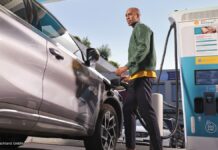 E-Auto wird an Shell-Ladepunkt geladen