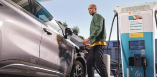 E-Auto wird an Shell-Ladepunkt geladen