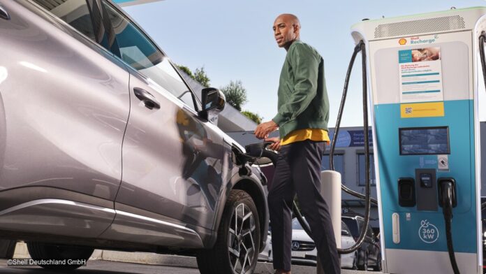 E-Auto wird an Shell-Ladepunkt geladen