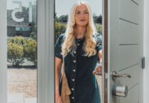 Yale Linus L2 Lite: Neues Smart Lock Yale Linus® Smart Lock L2 Lite - Frau öffnet eine Tür und geht ins Haus