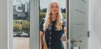 Yale Linus L2 Lite: Neues Smart Lock Yale Linus® Smart Lock L2 Lite - Frau öffnet eine Tür und geht ins Haus