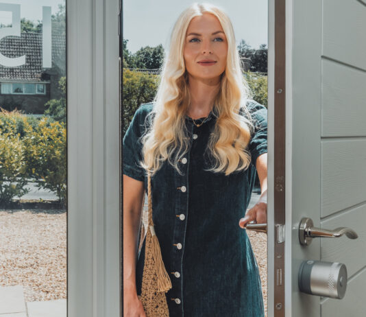 Yale Linus L2 Lite: Neues Smart Lock Yale Linus® Smart Lock L2 Lite - Frau öffnet eine Tür und geht ins Haus