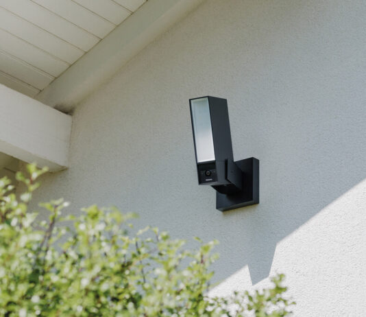 Netatmo stellt neue Smarte Außenkamera ORIGINAL vor Netatmo Webcam an der Hauswand