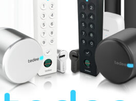 Silbernes tedee GO Smart Lock vor wei&szlig;em Hintergrund