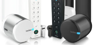 Silbernes tedee GO Smart Lock vor wei&szlig;em Hintergrund