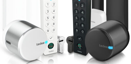 Silbernes tedee GO Smart Lock vor wei&szlig;em Hintergrund