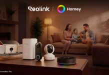 Reolink integriert Homey: Smart-Home-Kameras werden zur Steuerzentrale Reolink Produkte auf dem Tisch und Familie auf der Couch im Hintergrund