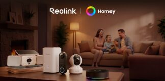 Reolink Produkte auf dem Tisch und Familie auf der Couch im Hintergrund