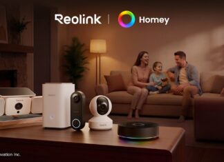 Reolink integriert Homey: Smart-Home-Kameras werden zur Steuerzentrale Reolink Produkte auf dem Tisch und Familie auf der Couch im Hintergrund