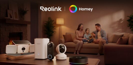 Reolink integriert Homey: Smart-Home-Kameras werden zur Steuerzentrale Reolink Produkte auf dem Tisch und Familie auf der Couch im Hintergrund
