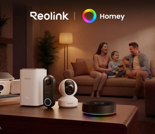 Reolink integriert Homey: Smart-Home-Kameras werden zur Steuerzentrale Reolink Produkte auf dem Tisch und Familie auf der Couch im Hintergrund