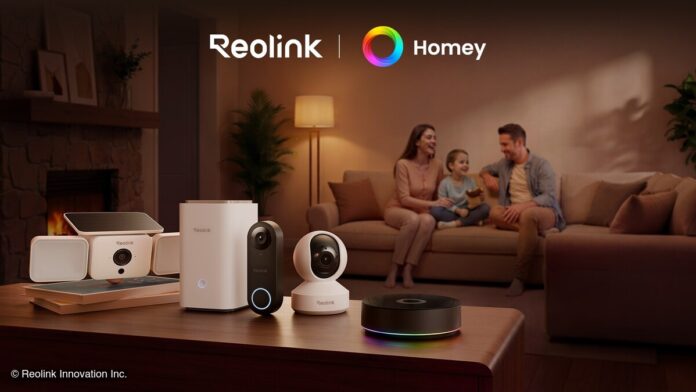 Reolink Produkte auf dem Tisch und Familie auf der Couch im Hintergrund
