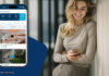 Frau h&auml;lt Smartphone, Smartphone zeigt Homematic IP App
