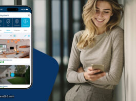 Homematic IP: App-Update 3.8.18 bringt neues Alarmsystem Frau hält Smartphone, Smartphone zeigt Homematic IP App