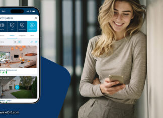Homematic IP: App-Update 3.8.18 bringt neues Alarmsystem Frau hält Smartphone, Smartphone zeigt Homematic IP App